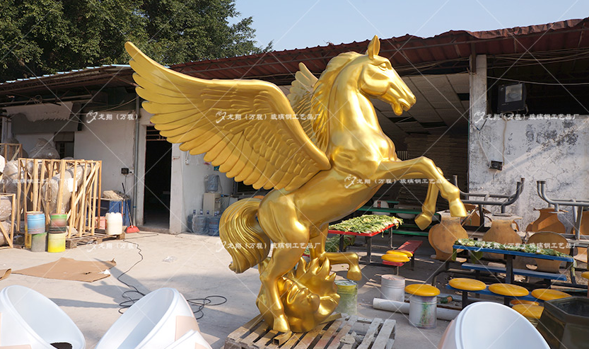  制作商場玻璃鋼雕塑時要注意哪些問題呢？